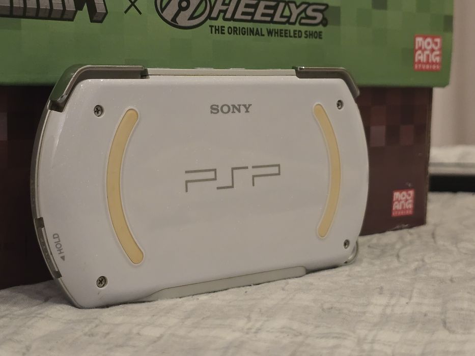 PSP GO - White 16GB - Modat + incarcator original