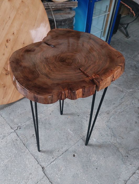 Масичка от дърво с железни крака