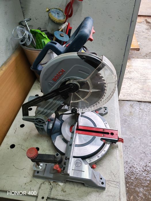 Пила торцовочная Bosch GCM 216