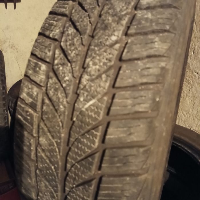 Зимни гуми 205/50/17-2 броя 35 лева