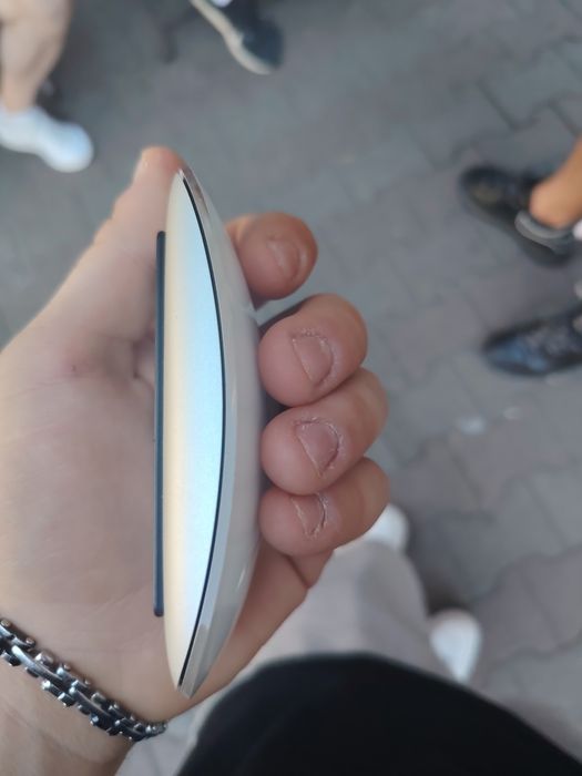 Vând maus apple puțin spart perfect funcțional