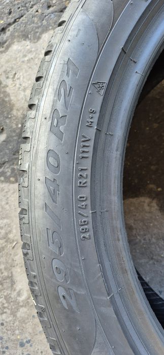 4 anvelope iarna Pirelli 295/40/21.Pretul este pe bucata.