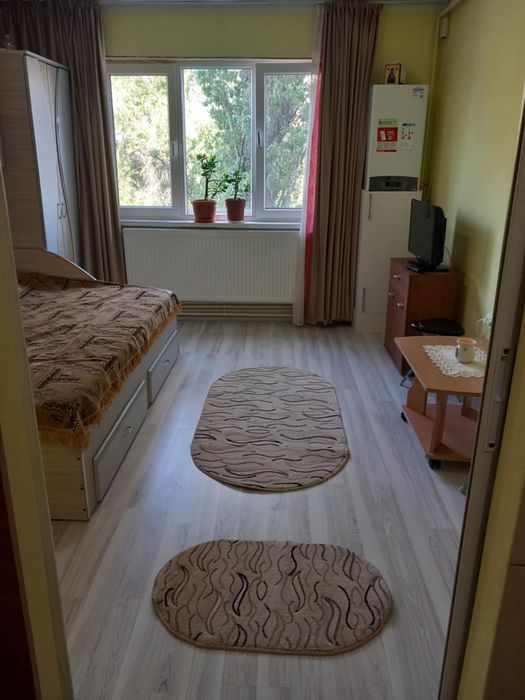 Închiriez garsoniera