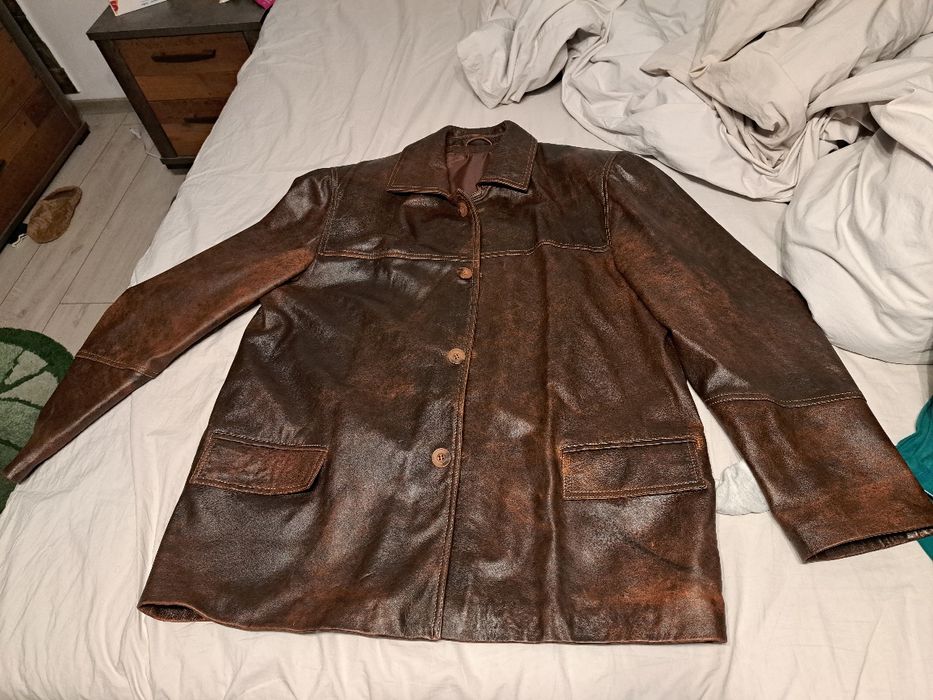 Vand geaca de piele noua