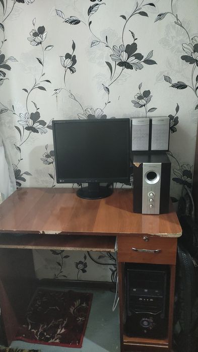 Kampyuter pismenniy stoli