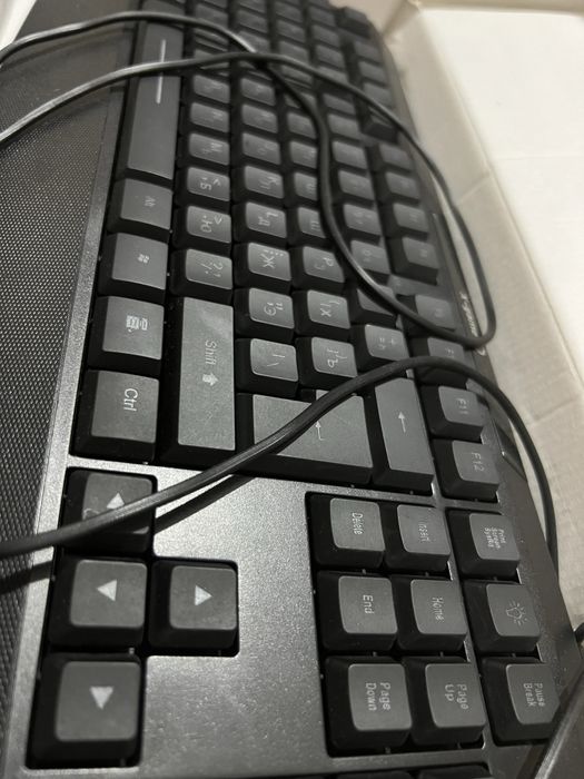 Клавиатура, колонки, микрофон