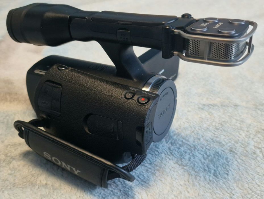 Sony NEX-VG20E – Senzor APS-C & Obiectiv 18-200mm OSS