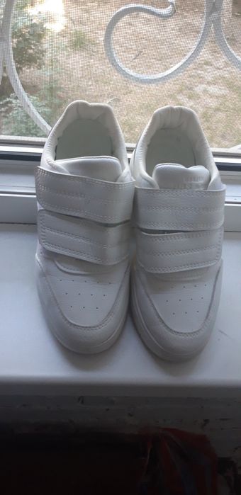 Белые кроссовочки