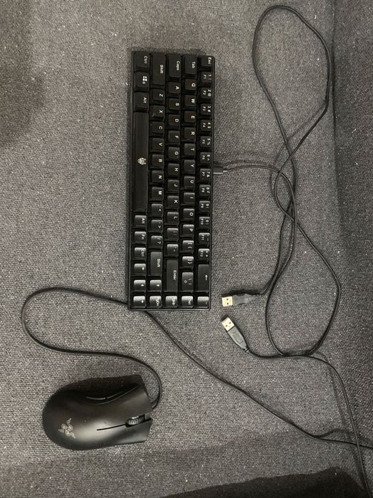 Продавам мишка на RAZER и клавиатура с червени  суйчове .