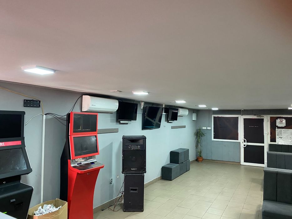 Se ofera spre vanzare un teren care include 3 spatii comerciale + casa cu etaj