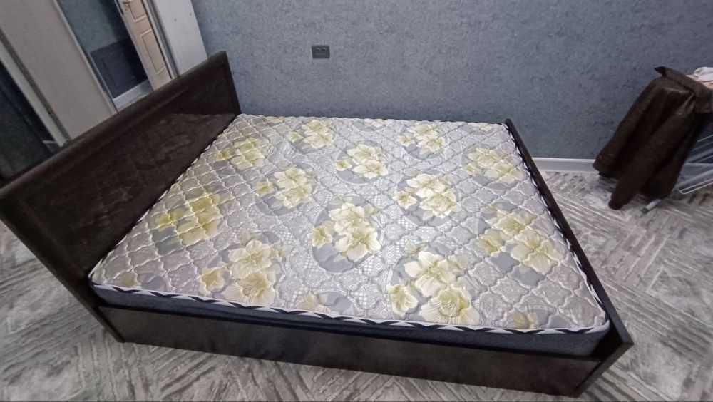 Двуспальная кровать с матрасом