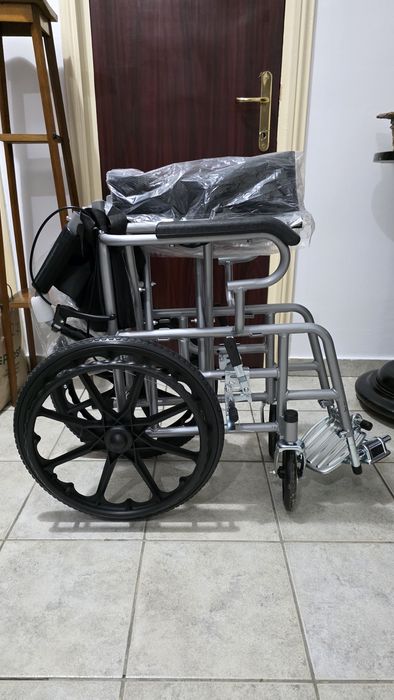 Vând scaun cu rotile