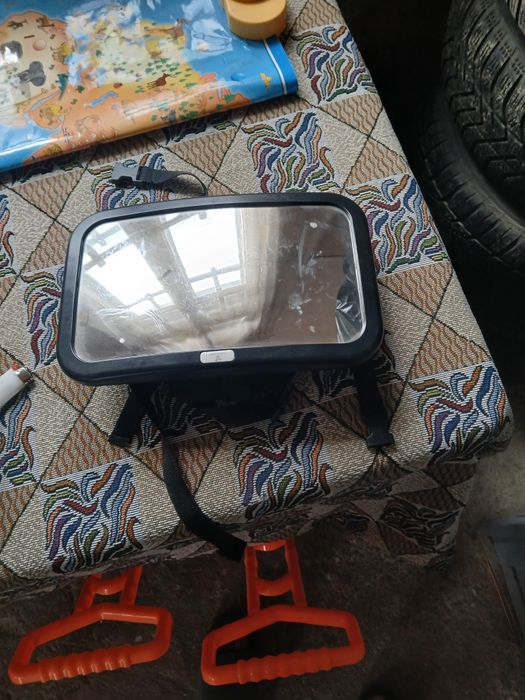 Vând oglinda pentru tetiera mașină.
