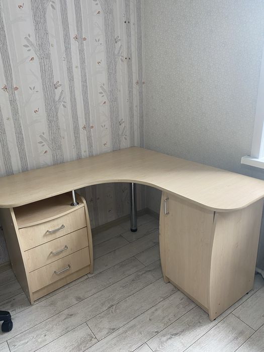 Продам  стол и кресло