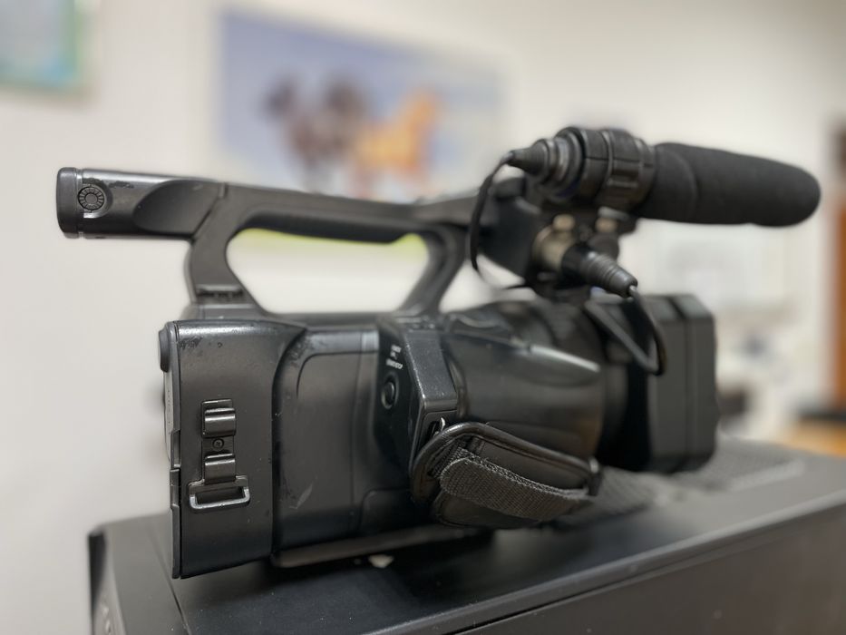 Видеокамера Sony HXR-NX100