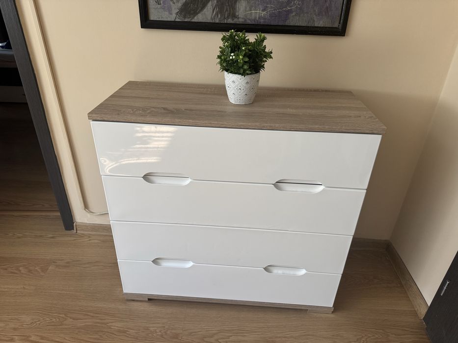 Комод / скрин с 4 чекмеджета и подарък