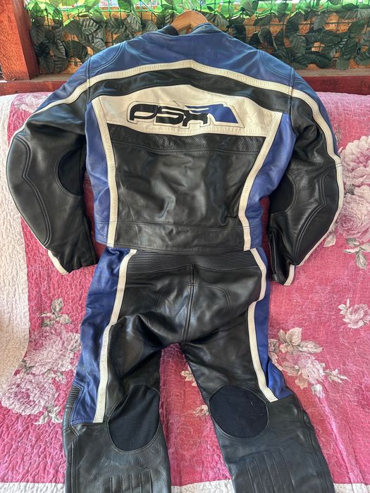 Combinezoane moto dintr o singură piesă