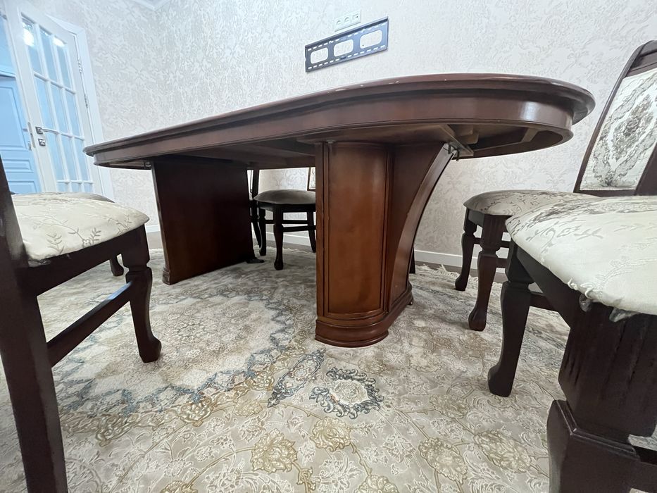 Стол и стулья из ореха