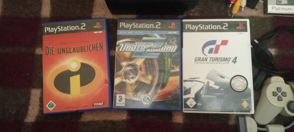 PlayStation 2 ,e în stare bună cu 4 jocuri puțin e scris de sora mea