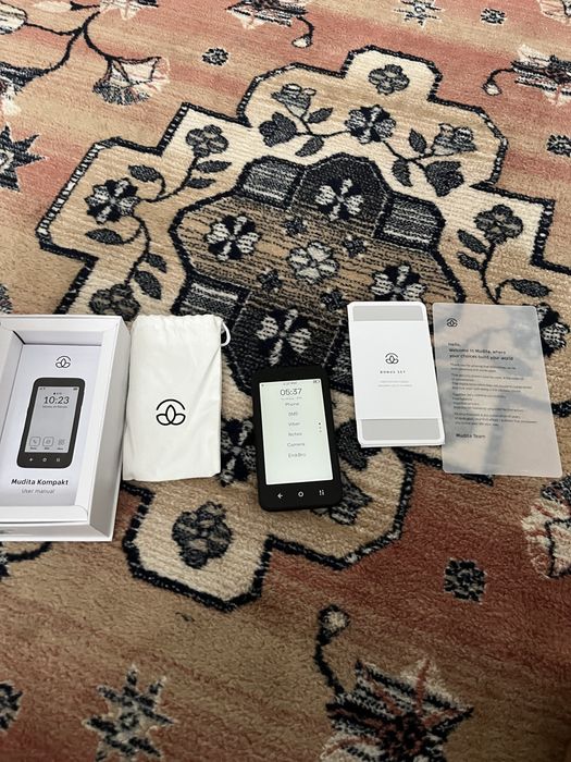 Минималистичен eink Android телефон Mudita Kompakt