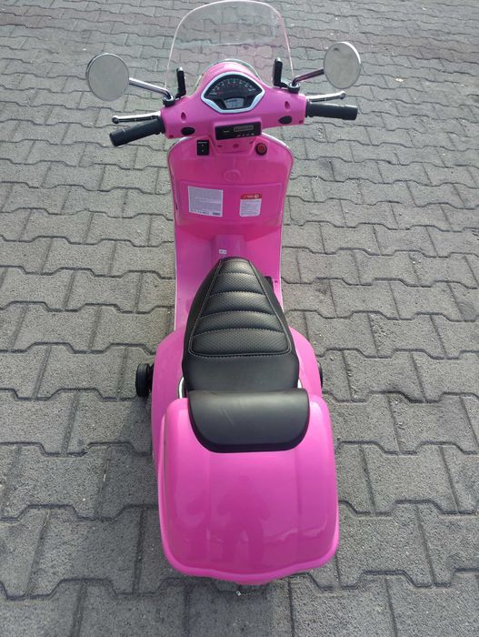 VESPA Акумулаторен мотор голям Vespa GTS Super Розов