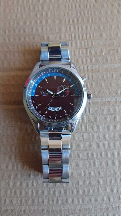 Голям масивен работещ кварцов часовник Valia 8252 .