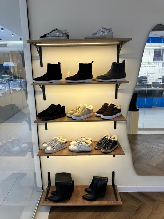 Шкаф и настенные полки