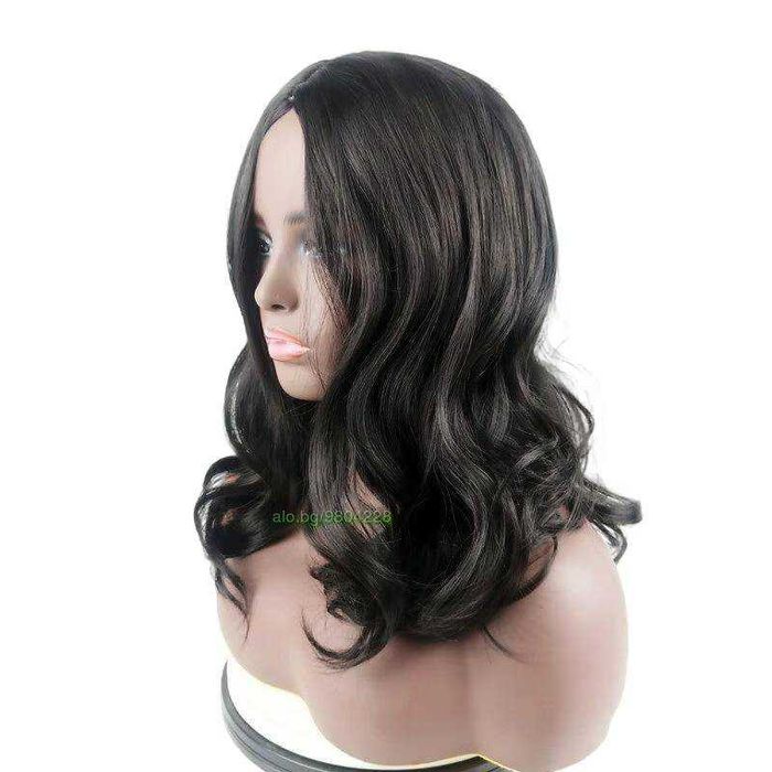Черна къдрава синтетична перука на път
