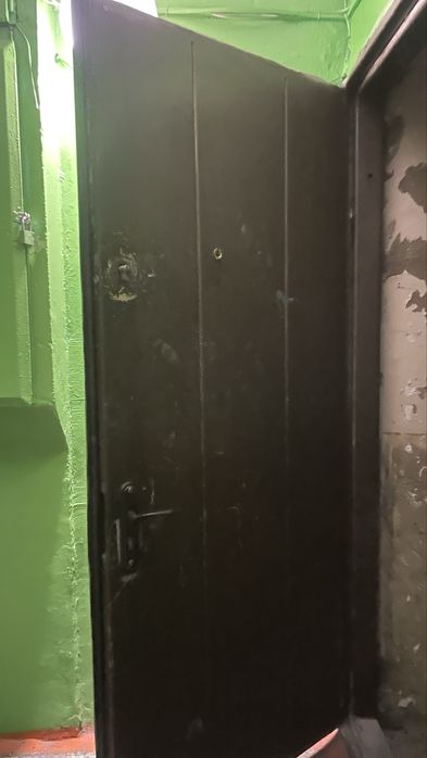 Входная дверь железная .