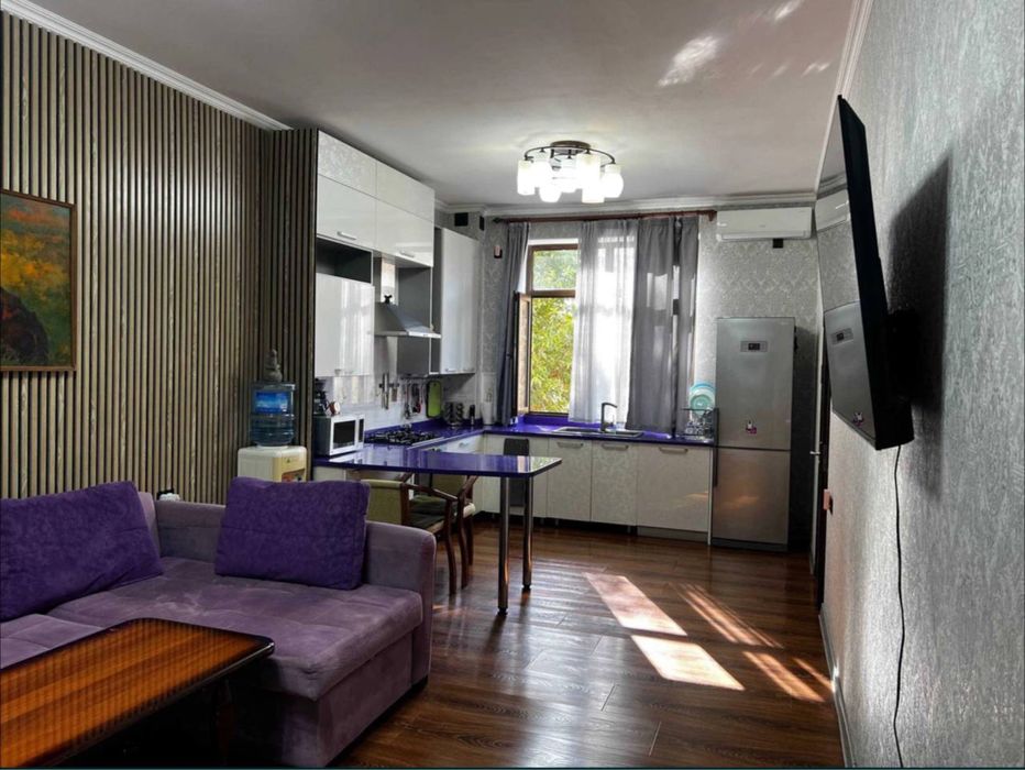 Продается евро квартира м Горький престидныц район новостройка