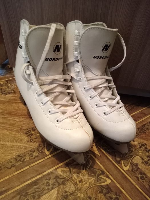 Продам коньки 33 размера 2 пары