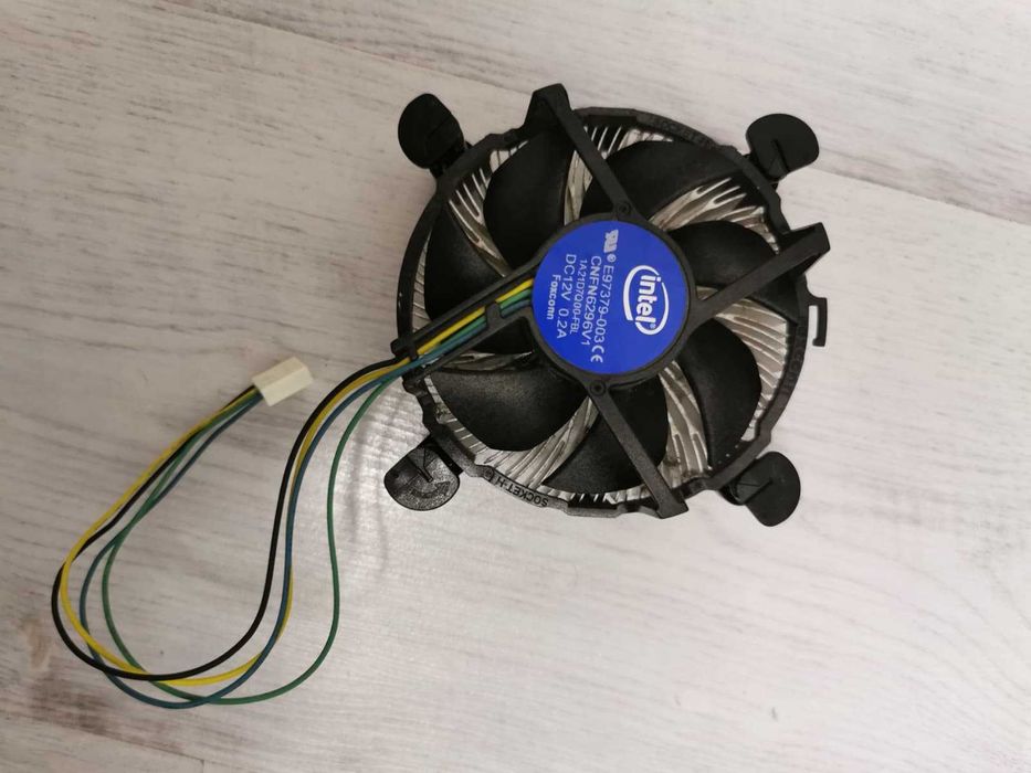 Procesor i5 6400 Skylake (generația a 6-a)  + cooler intel cadou (functional, dar cu un piciorus defect)