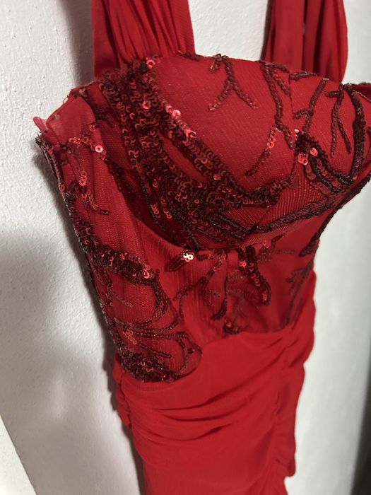 rochie rosie pe corp lunga