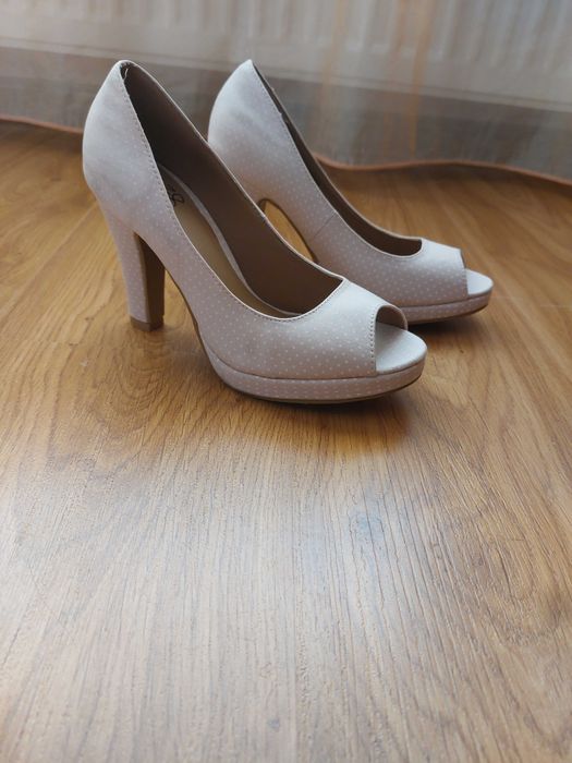 Обувки розови с ток