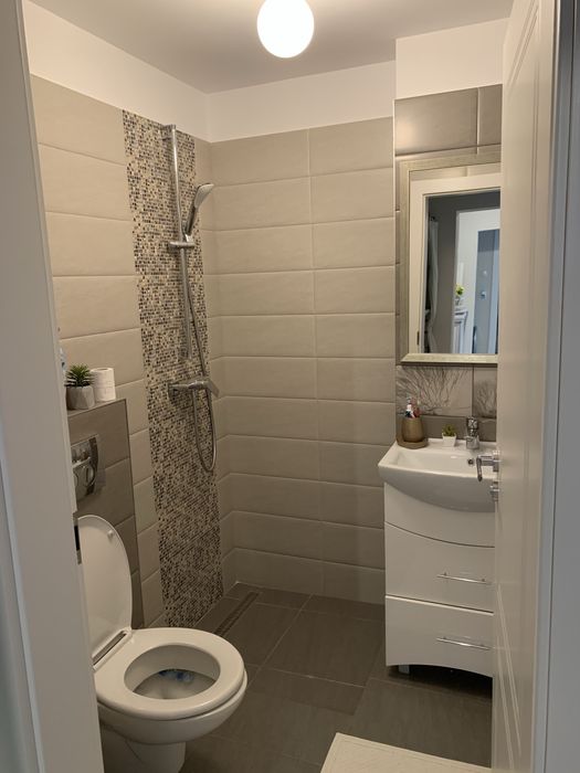 Vand sau închiriez apartament 4 camere /2 bai