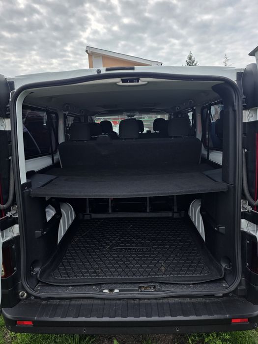 Inchiriez microbus 8+1