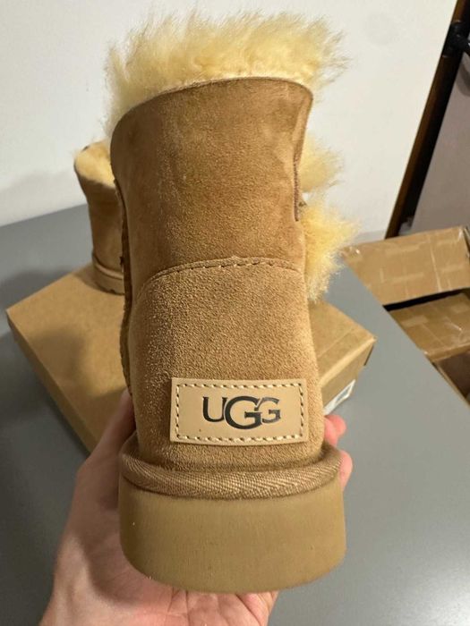 UGG Bailey Button camel, marimea 38