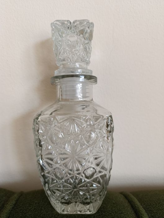 Продавам дамаджани шишета графа