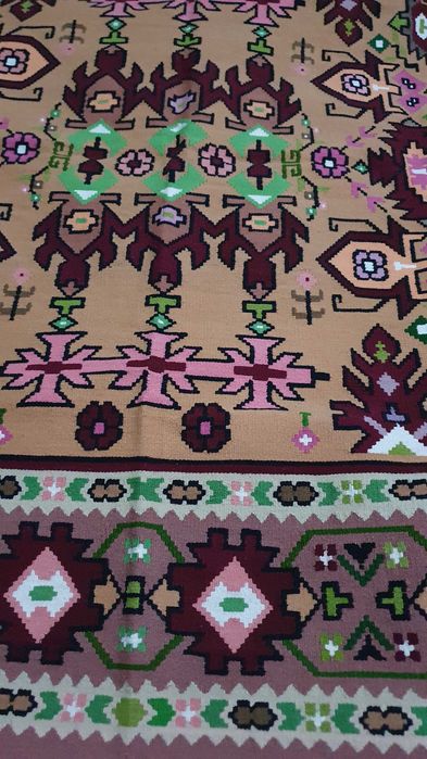 Covor lucrat in gherghef punct cu punct