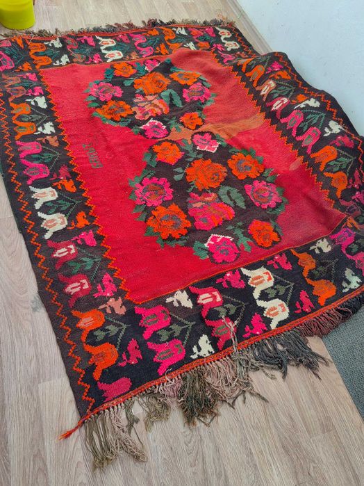 Тықыр кілем қолдан тігілген