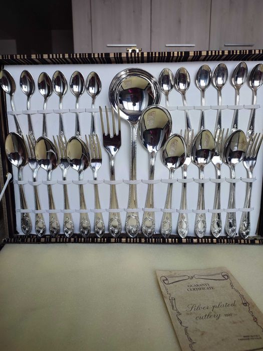 Посребрени италиански прибори за хранене.