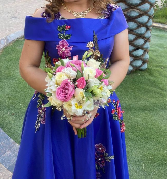 Vecherniya ko'ylak gullari qo'l ishida bezalgan