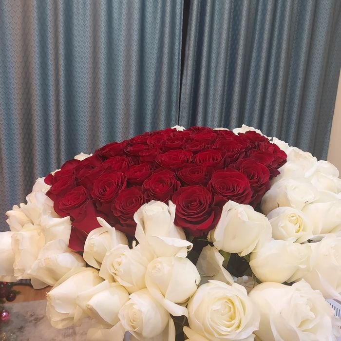 Будет 101 роза красные и белый цветы