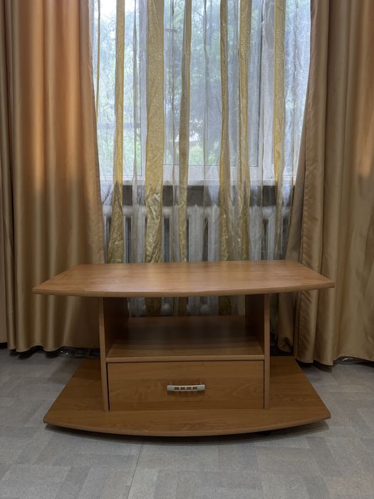 Продам журнальный столик на колесиках