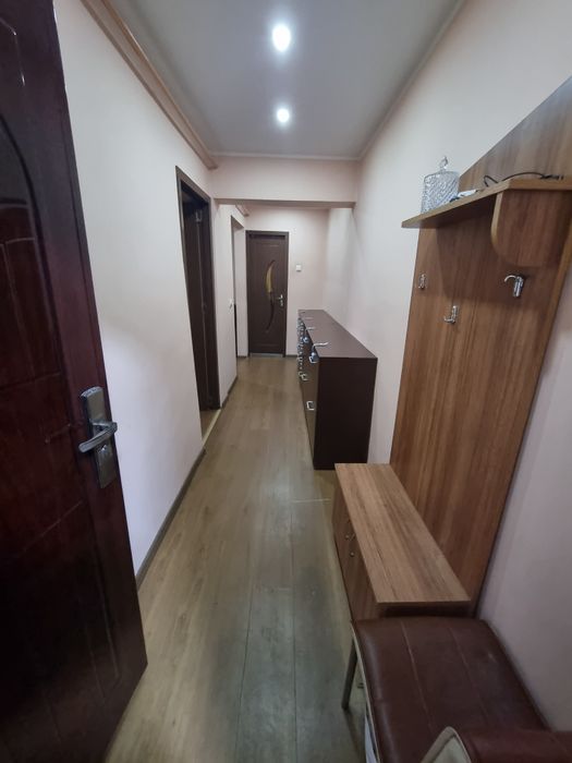 Închiriez apartament cu 2 camere