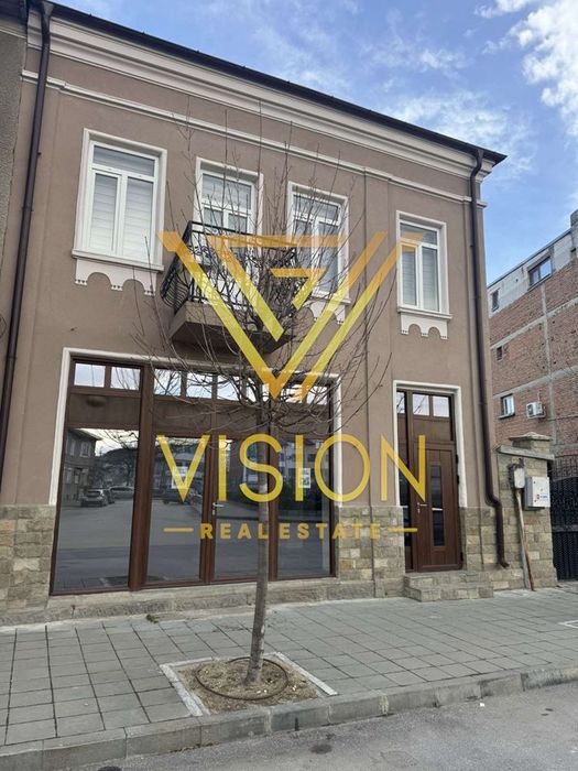 Търговско помещение на ключова локация, самостоятелен вход, удобен до