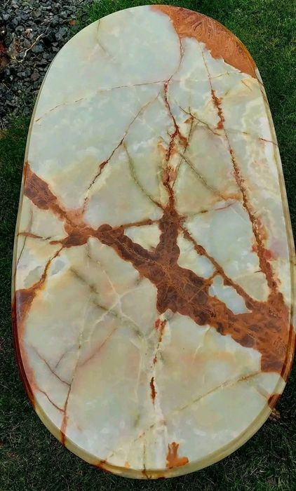 Măsuță de salon cu blat din onix și picior din bronz.