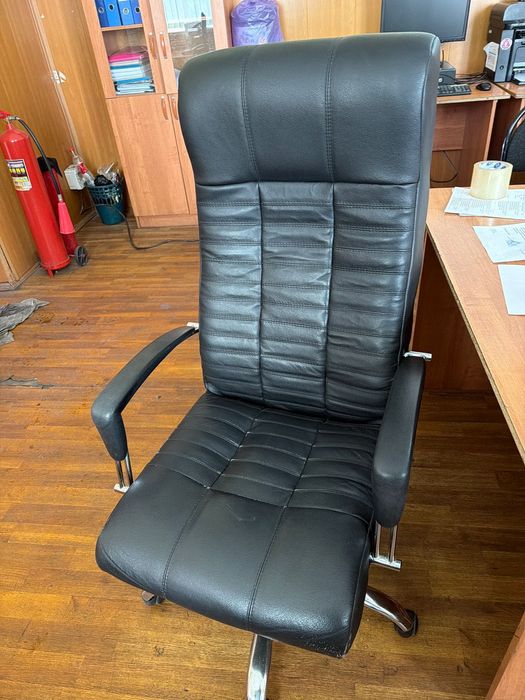 Два офисных  кресла