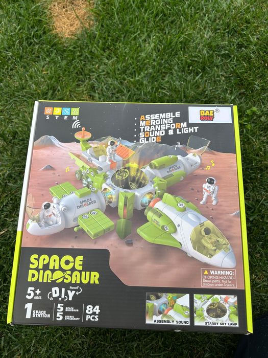 Nava spatiala ce se transforma in 6 nave mici