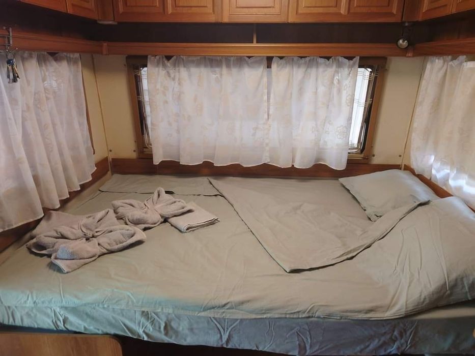 Каравана с навес на къмпинг Атлиман в Китен